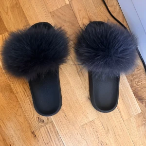 äkta pälstofflor  - fina päls tofflor bra att ha till sommarn eller hemma 