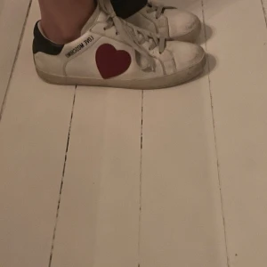 love moschino skor  - såå snygga, slitna där framme men annars bara lite smutsiga❤️