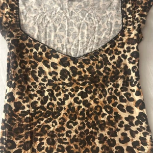 Leopard T-shirt  - Super fin tröja från Nelly, använts fåtal gånger. Skriv privat för fler bilder💗