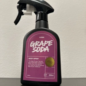 Grape Soda Body Spray från Lush - Max sprayad tre gånger