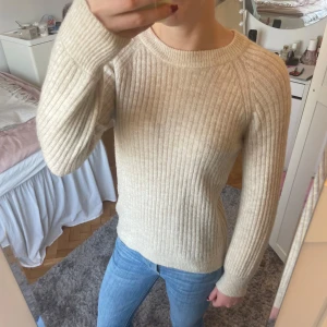 Stickad tröja från Lindex  - Nu säljs denna jätte fina och sköna tröja!🥰 Den är i mycket bra skick!❤️❤️Kolla in min profil för fler tröjor!