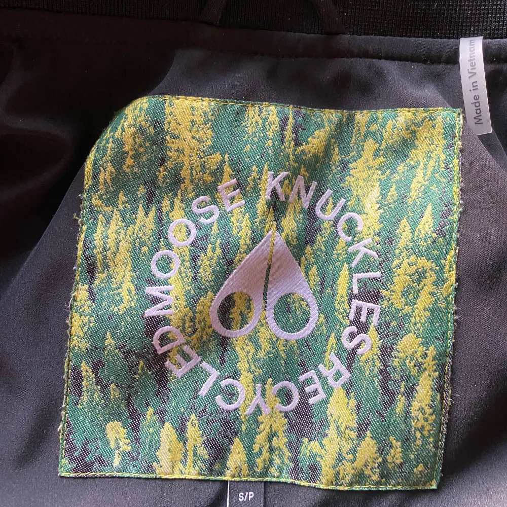 Snygg svart dunväst från Moose Knuckles med dragkedja och praktiska fickor med knappar. Västen har en quiltad design och ett stilrent märke på bröstet. Perfekt för kyligare dagar. Kan mötas upp i Sthlm. MVH/Felix.. Takit.