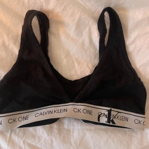 Triangel bh Calvin Klein - Säljer en svart/vit bh från Calvin Klein med elastiskt band med logotypen CK One. Använd väldigt få gånger pga fel storlek. Köptes för något år sedan och tror ej denna modell finns kvar 🤍