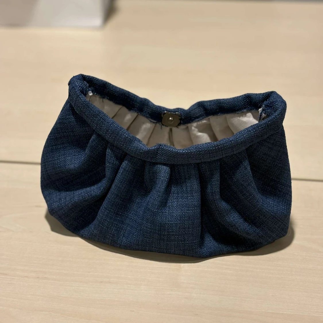 Blå clutchväska i denimtyg 