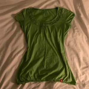 Grön topp från edc - Säljer en grön topp från edc med korta ärmar och rynkad detalj runt halsringningen. Jättefin passform 😍