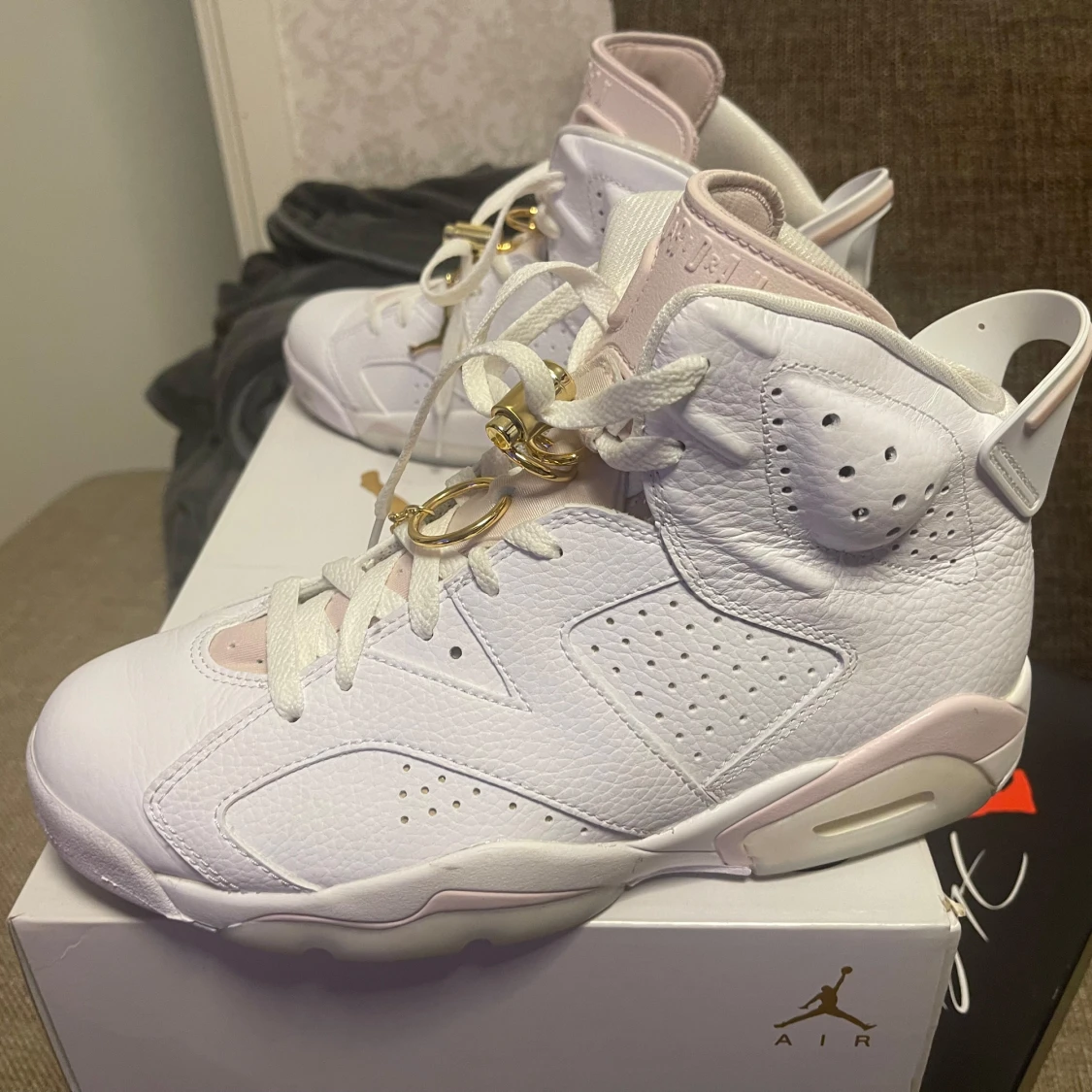 Nike Air Jordans i vitt och rosa - 90