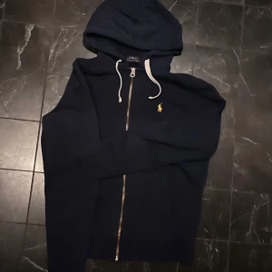 Polo Ralph Lauren zip Marinblå - Säljer en asfet polo hoodie, den är marinblå och passar S-M, den är äkta men vill bara bli av med den så priset kan diskuteras.