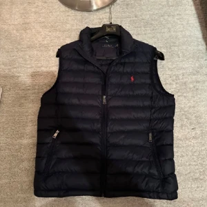 Polo Ralph Lauren Väst  - Helt ny väst från Ralph Lauren som är perfekt till vår, sommar och höst. Skick 10/10 och köpt för 3400kr    PRIS KAN DISKUTERAS!