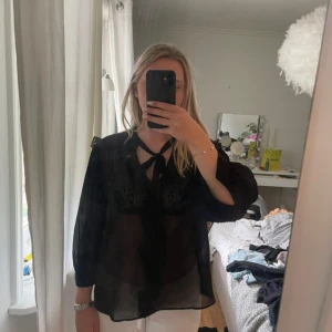 fin blus från zara  - en lite genomskinlig blus från zara som inte kommer till användning 