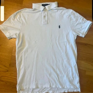 Ralph Lauren Piké - Säljer nu min riktigt feta Ralph Lauren Piké i storlek M. Tröjan är i bra skick och passar runt 180cm. Skriv vid fler frågor eller funderingar🤙