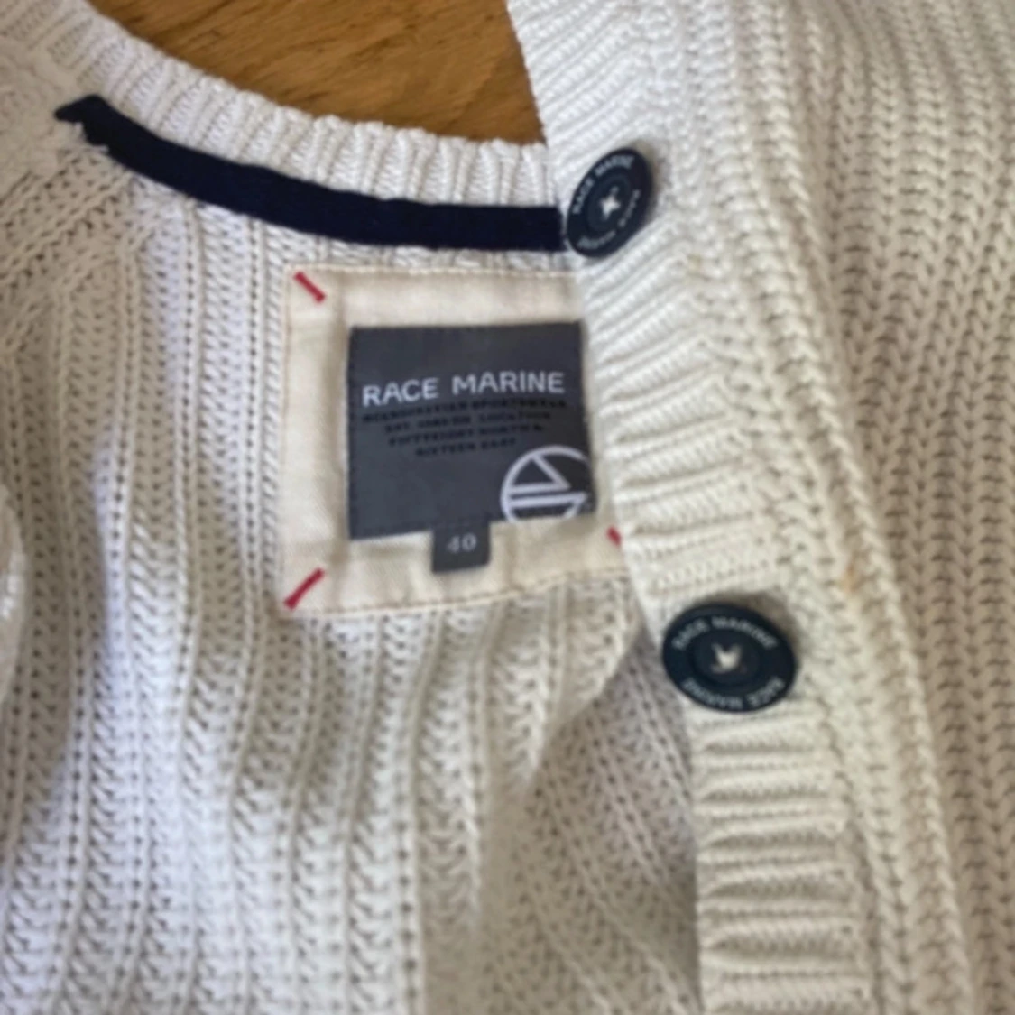 Vit och marinblå stickad kofta från Race Marine - 91