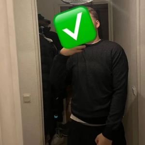 Mörkgrå kashmirtröja från Lindbergh - Snygg och stilren mörkgrå tröja från Lindbergh, tillverkad i en mjuk kashmirblandning. Perfekt för en elegant och bekväm look. Tröjan har långa ärmar och en klassisk passform. 📦 (M) (599kr) ✅