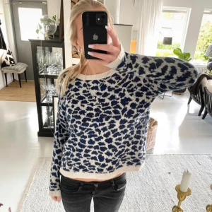 Blå och vit leopardmönstrad tröja - Säljer en supersnygg blå och vit leopardmönstrad tröja! 😍🐆