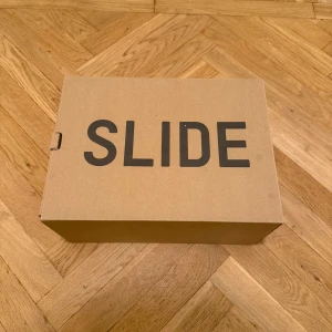 Adidas YZY Slide i färgen slate marine - Säljer ett par stilrena( äkta ) Adidas YZY Slide i en slate marine färg i strlk 46 ( obs små i storleken). De är helt nya och kvitto, beställningsbevis ingår. Pris går att diskutera vid snabb affär Kontakta gärna vid fler frågor 