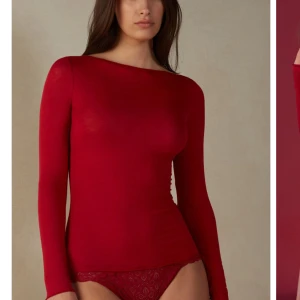 Röd intimissimi top storlek M - Hej, jag säljer min intimissimi top på grund av att jag inte tycker om att den är genomskinlig. Det e en del av tröjan så jag tänkte att jag säljer den istället. 260kr ord pris 459kr. Skriv privat om ni e intresserade. Storlek M. Frakt betalar köparen. (Viktigt) det är ett mini hål vid handleden. Inte synligt men man kan sy. Jag har ändrat priset sedan igår pg av de. Skriv privat för bild på hålet.