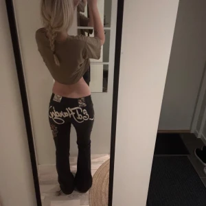 ed hardy jeans 🖤 - ed hardy bootcut jeans med tryck där bak och en tiger på vänster ben. jag är 176 för referens. ok att köpa direkt 🖤