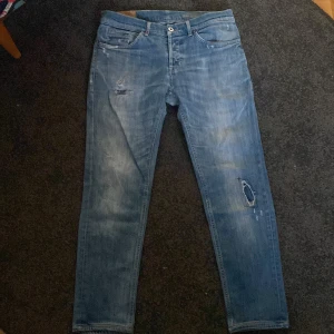 Dondup george  - Ett par dondups george i W36 i storlek. Jeansen är i riktigt bra skick med snygga slitningar. Skick 9/10. Priset är inte skrivet i sten