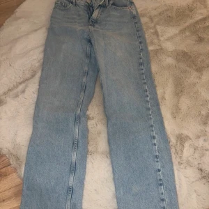 Zara Jeans  - Snygga blå jeans med hög midja och en klassisk straight passform. Perfekta för en avslappnad stil och kan matchas med det mesta i garderoben. Från zara 