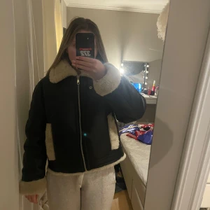 Svart vinterjacka från NA-KD  - Säljer en snygg svart jacka från NA-KD med mysigt beige foder. Jackan är väldigt varm och bekväm men kommer tyvärr inte till användning för mig.                                                                             nypris: 1300kr