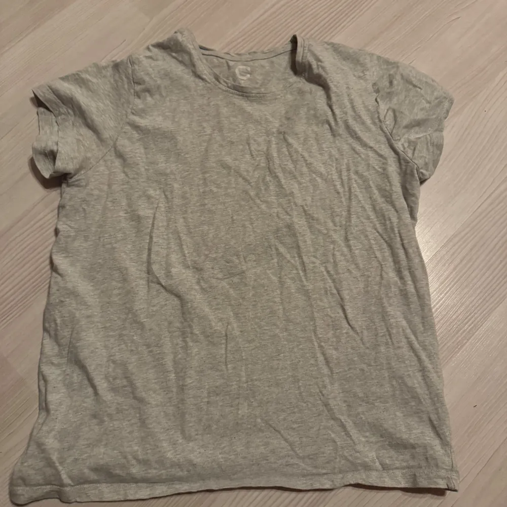 En enkel och bekväm grå t-shirt från Cubus i storlek S. Perfekt för vardagsbruk med sin klassiska design och korta ärmar.. T-paidat.