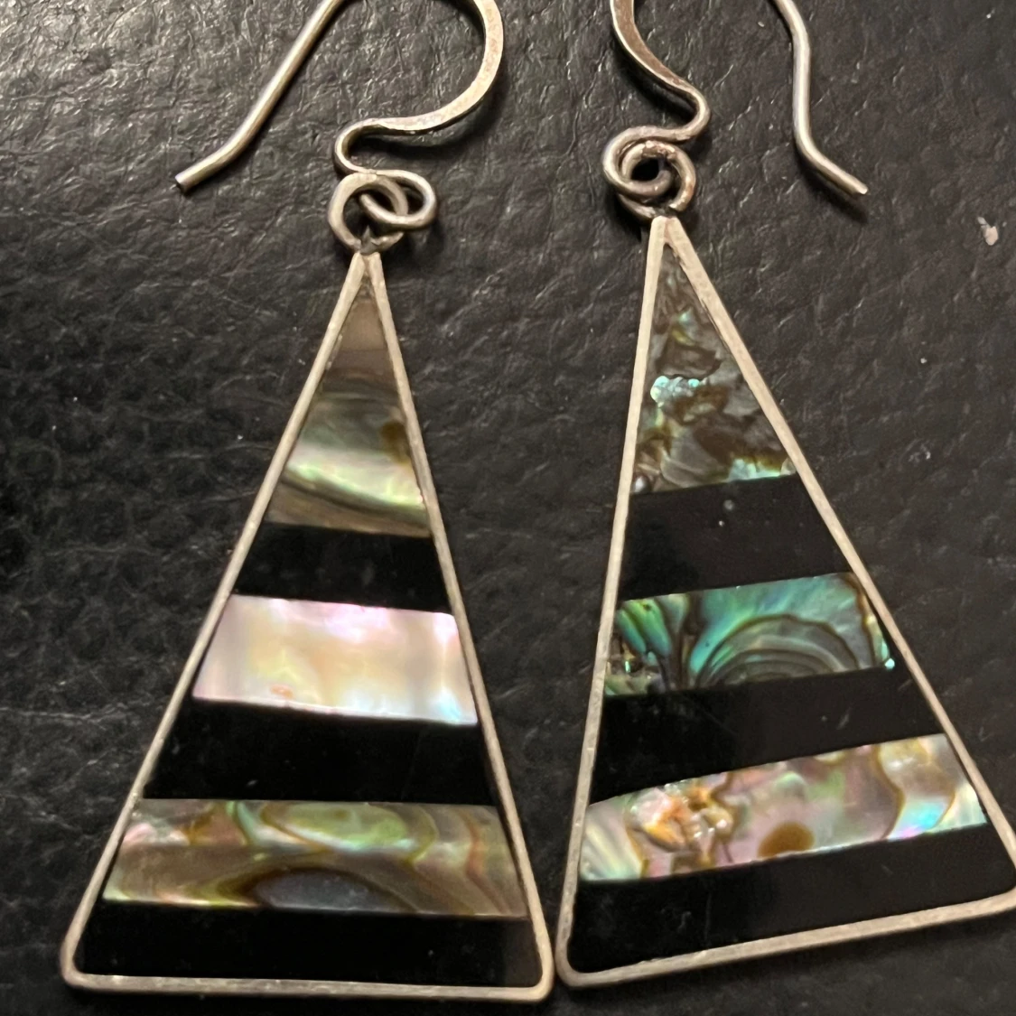 Triangulära örhängen med pärlemor och svart mönster - 91