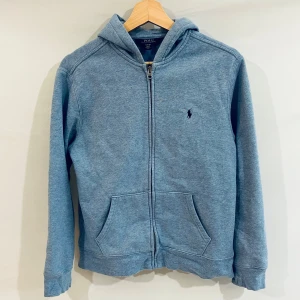 Ralph lauren zip hoodie ljusblå - Ralph lauren ljusblå hoodie i storlek 14-16, jättebra skick. Nästan inga imperfektioner. Kom med bud!  - svarar snabbt - skickar snabbt