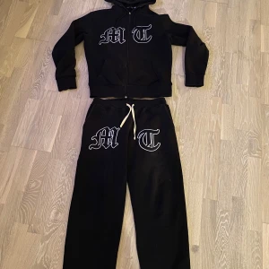 Svart vitt tuttolente tracksuit - Säljer min tuttolente tracksuit då jag har växt ur den. Tracksuiten är i rätt bra skick och hoodien är i storlek M och byxorna i S. (Båda passar runt 180). Är öppen för förhandling vid snabb affär
