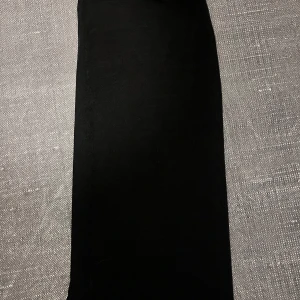 Svart kjol från Gina Tricot - Snygg svart maxikjol från Gina Tricot i storlek XS. Perfekta för en stilren look. Fint skick! Jag är 165 cm lång och den går ner till marken på mig. Vid intresse fråga gärna om fler bilder!