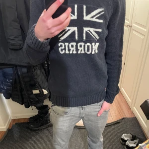 Svart stickad tröja från Morris - Säljer nu min feta tröja från Morris, köpt för 1800 kr. Säljer den då jag inte använder den. Skick 8,5/10 den är bara lite knopprig men annars fin. Tveka inte på att fråga och priset går alltid att diskutera👍