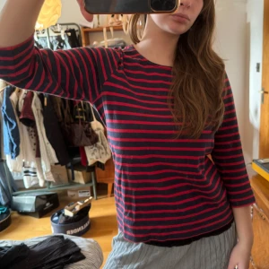 Randig tröja - Marinblå/röd tröja med trekvartsärmar. 