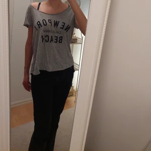 Fin topp - Fin grå topp med svart tryck, fint skick! Är storlek Xl, men är snarare som L är overzized M