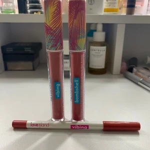 Läppstift och läppenna från Revolution x love island  - Två flytande läppstift i nyanserna 'Vibing' och 'Bombshell' med färgglada hylsor. Inkluderar en matchande läppenna i nyansen 'Vibing' från Love Island-kollektionen.