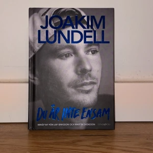 Du är inte ensam - Boken 'Du är inte ensam' av Joakim Lundell berättar om hans liv med diagnoserna Aspergers syndrom och ADD. Den skildrar också hans och Joanna Lundells resa från skuld och arbetslöshet till framgång inom tv-produktion. Själv tycker jag att boken är jätte bra och beskriver jokkes uppväxt väl. Det är en bok med 194 sidor.
