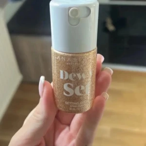 Dewy Set Setting Spray - Säljer en Dewy Set Setting Spray från Anastasia Beverly Hills. Ger ett sånt fint lyster !! Köpte en men sen fick ja en till i julklapp 🥹