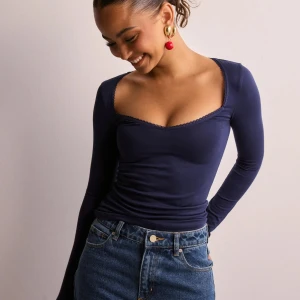 Mörkblå långärmad topp - Snygg mörkblå långärmad topp. 