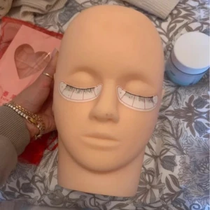 Frans kit - Har tidigare arbetat med fransar därav har jag MASSOR med fransar i alla böj och längder. Eyepatches och pincett. Tränings docka. 