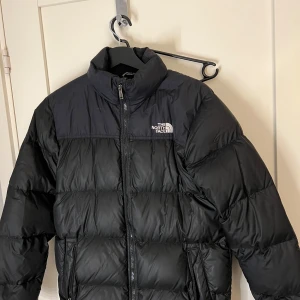 Svart dunjacka från The North Face - Säljer en svart pufferjacka från The North Face. Den är bara använd 2 gånger och jag köpte den för 2999kr