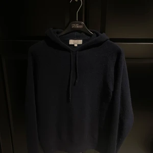 Kashmir hoodie från Carmes - Mörk blå kasmir hoodie i 100% kashmir, storlek M, skivk 9/10 använd fåtal gånger. Fast Pris!