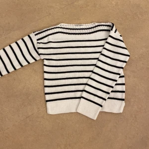 Randig tröja från Alwero - Säljer en stilren vit och svart randig tröja från Vera Moda. Tröjan har långa ärmar och en klassisk rund halsringning. Perfekt för en avslappnad look. Har knappast använt den! Helt ny utan prislapp.