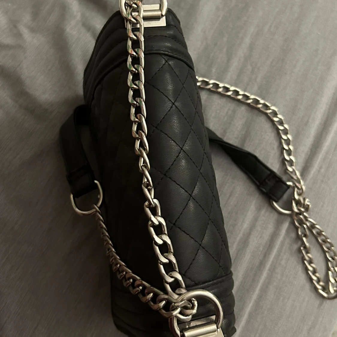 Svart quiltad axelväska med kedja - 91