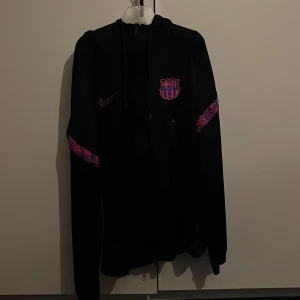 Barcelona Kofta - Säljer en svart hoodie från Nike med Barcelona-logga på bröstet för att den är för liten, skick 10/10 knappt använd, storlek S/M.