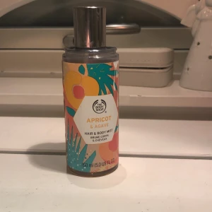 Apricot & Agave Hair & Body Mist från The Body Shop - Säljer en jättegod luktande body mist från the body shop. säljer då jag har för många parfymer.perfekt för att fräscha upp sig under dagen:)