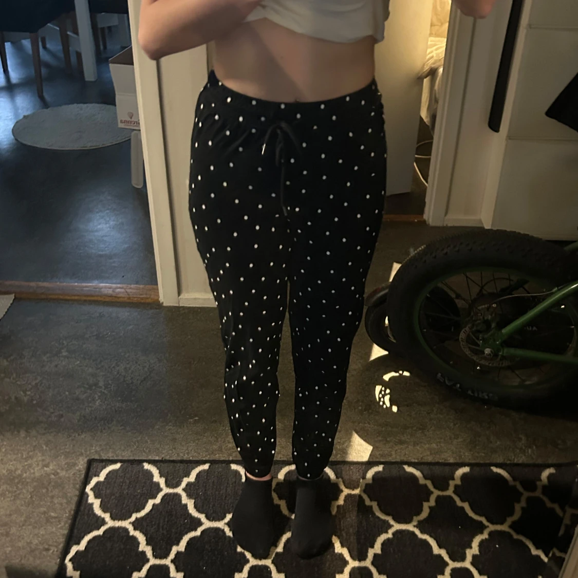Svarta prickiga mjukisbyxor - 91