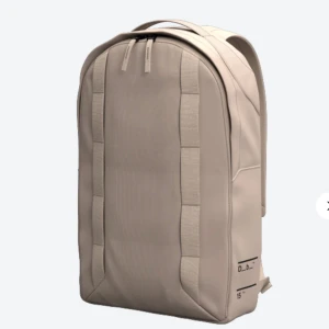 Beige ryggsäck från Douchebags - Snygg och stilren beige ryggsäck från Douchebags med axelremmar, dragkedja och innerfickor för förvaring. Väskan rymmer 15L. Mått: 46 x 27 x 10cm. Nypris 799, säljer för halva priset. 