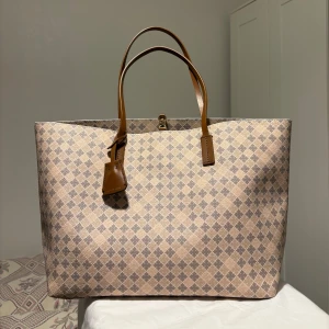 By Malene Birger Abigail väska - By Malene Birger Abigail väska, perfekt som julklapp. Använd sparsamt, max 3 gånger, i jättebra skick, ser ny ut. Den har inga slitage, defekt & fläck, handtagen är ny skick (se bild). Original dustbag medföljer. Kan skickas fler bilder vid frågan. Priset går att diskuteras vid snabb affär. 