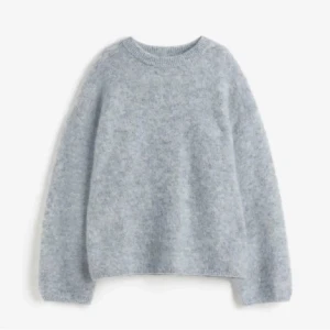 Populär mohair stickad tröja H&M - Säljer denna så fina tröja som jag älskar i toppenskick, så säljer bara vid bra pris💕 Den finns inte att köpa längre!!