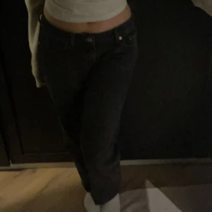 Weekday Arrow Low Straight Jeans - Slutsålda lågmidjade raka jeans. Sitter verkligen perfekt 🤩 Storlek 26/34 vilket passar som ett S för någon som är mellan 165-170. Sparsamt använda utan defekter. Nypris är 590kr men de är utsålda just nu. Färg ”Washed Black”