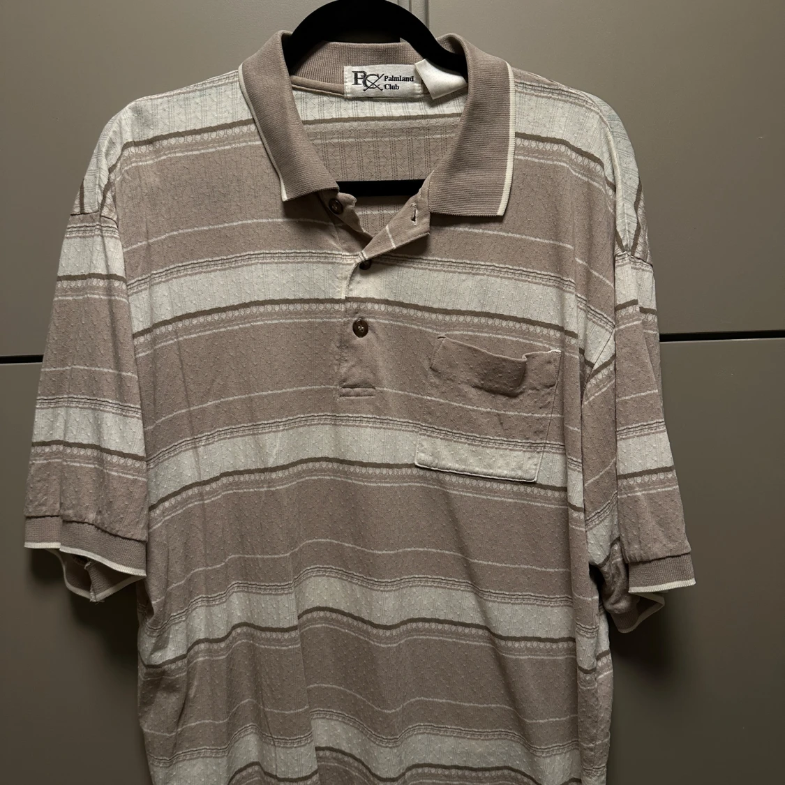 Beige och vit randig pikétröja från RQ Classics