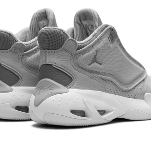 Grå Nike Air Jordans - Nike jordans, inte säker exakt vilken modell. Köpte för cirka 2000kr. Knappt använda. Säljer de då de ej används längre. 