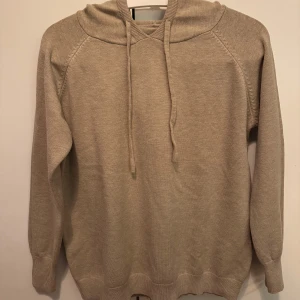 100% Merinoull hoodie - Säljer en supermjuk och bekväm beige Hoodie i 100% merinoull. Så den inte kommit till användning. Hoodien är i nyskick, perfekt nu till höst/vintern då det kommer att bli kallt. Hör av er vid minsta lilla fundering